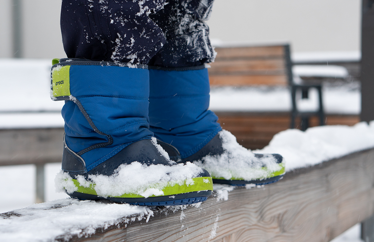 Schneeballschlacht und die Vorfreude auf Weihnachten spyder anzug crocs stiefel