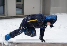 Schneeballschlacht und die Vorfreude auf Weihnachten