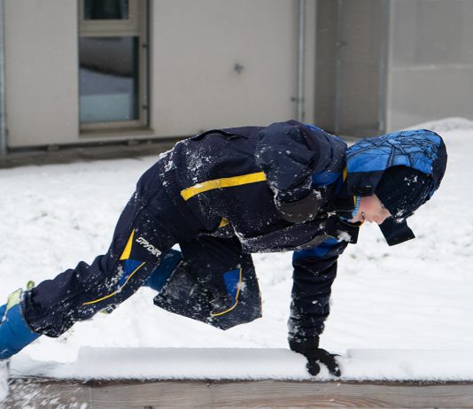 Schneeballschlacht und die Vorfreude auf Weihnachten