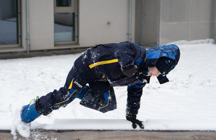Schneeballschlacht und die Vorfreude auf Weihnachten