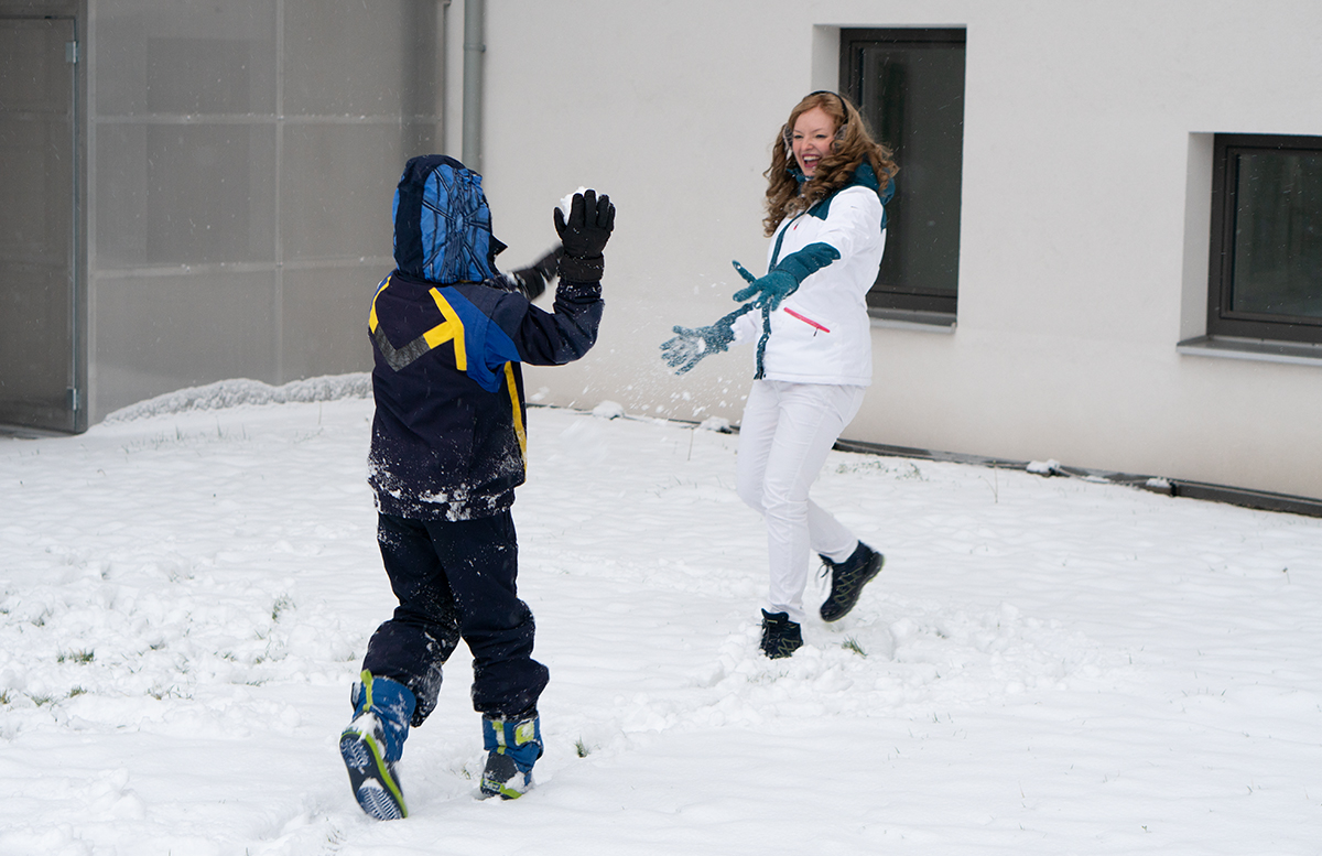 Schneeballschlacht und die Vorfreude auf Weihnachten schuss auf mama
