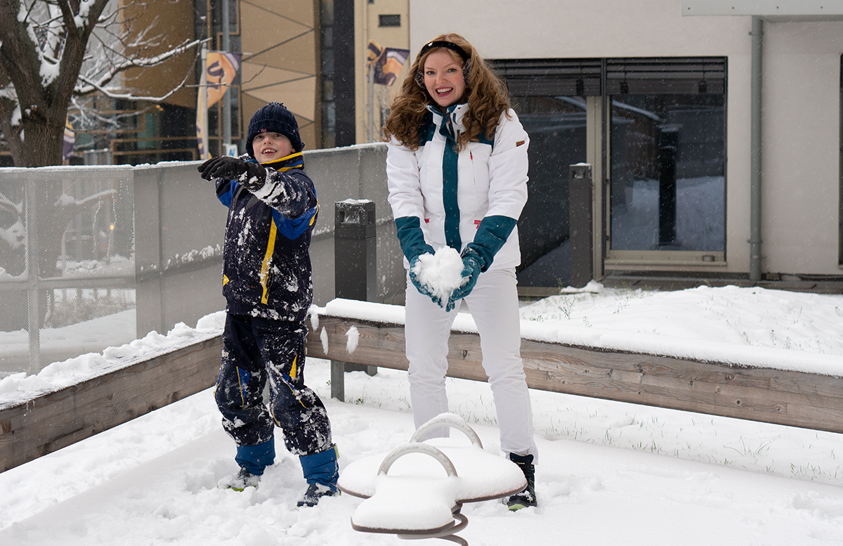 Schneeballschlacht und die Vorfreude auf Weihnachten handschuhe anziehen schneeball schießen