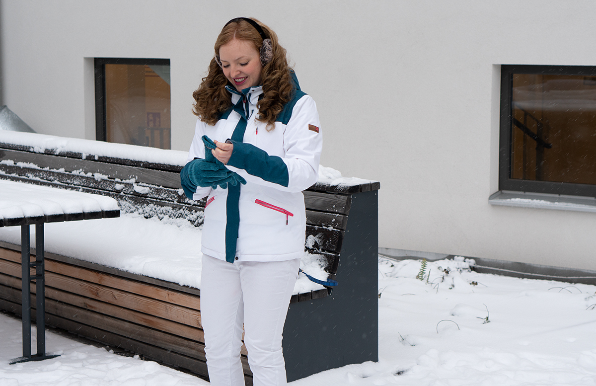 Schneeballschlacht und die Vorfreude auf Weihnachten handschuhe anziehen