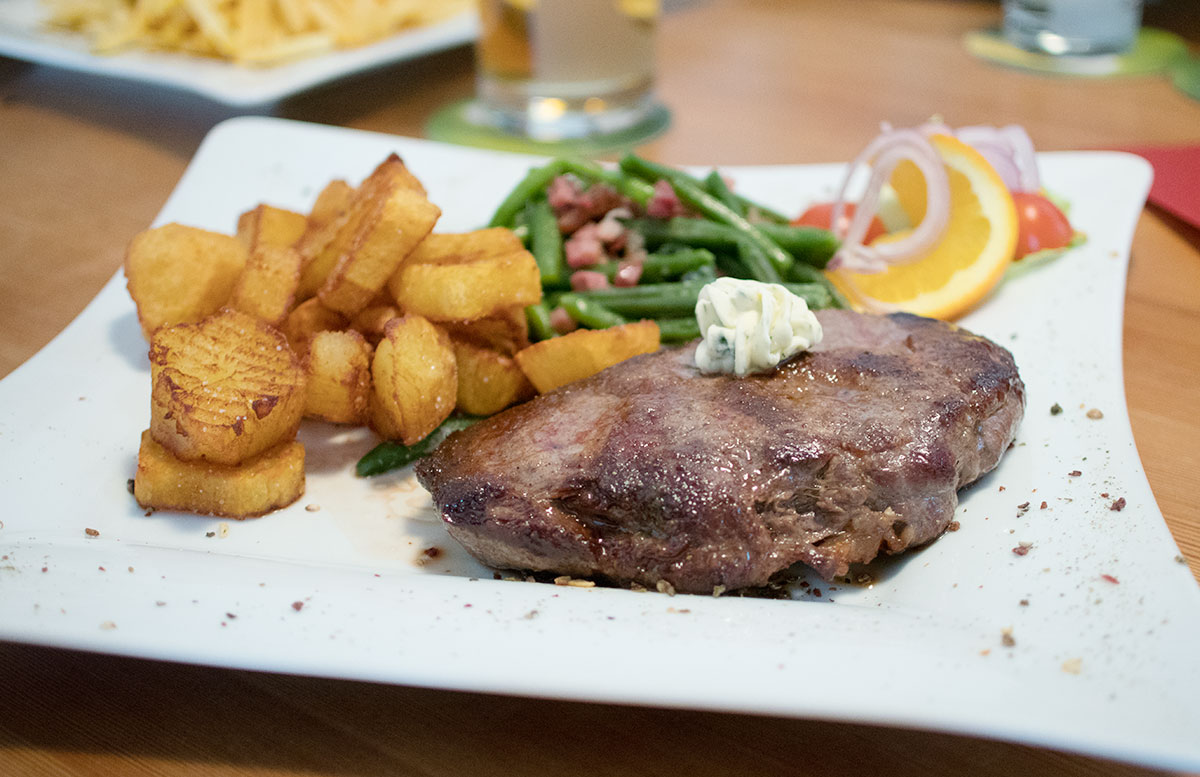 Schneeschuhwanderung-zum-Obernberger-See-grauvieh-almochs