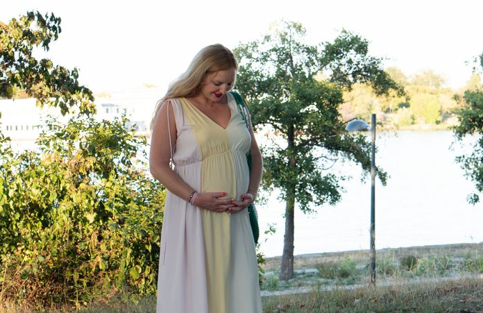 Schwanger auf einer Hochzeit – Was ziehe ich nur an? Schwanger-auf-einer-Hochzeit-Was-ziehe-ich-nur-an-ganzkörper-beim-se