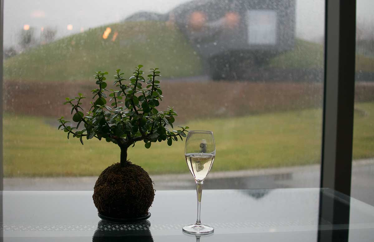 seehoehle-von-tapolca-glas-sekt-bei-kreinbacher