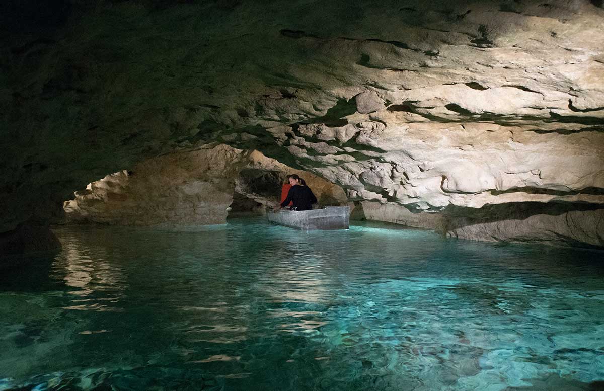 Seehöhle-von-Tapolca-tour-durch-die-höhle