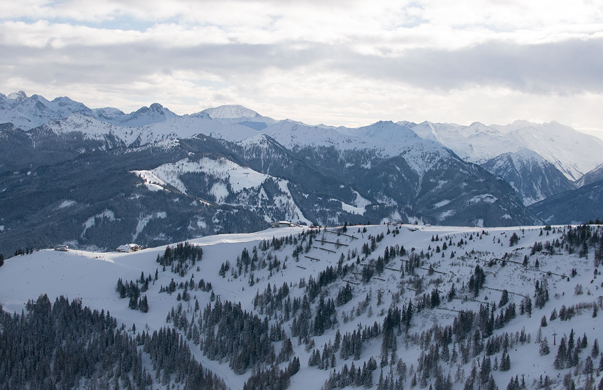 Ski-amade-made-my-Day-aufladen-in-dorfgastein-aussicht-auf-die-berge