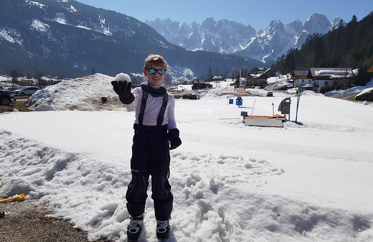Skiregion-Dachstein-West-in-Gosau-lenny-mit-schneeball