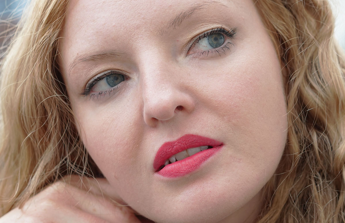 Sommer-Make-up-Haul-MAC,-Chanel,-Guerlain-und-Bobbi-Brown-blick-nach-rechts