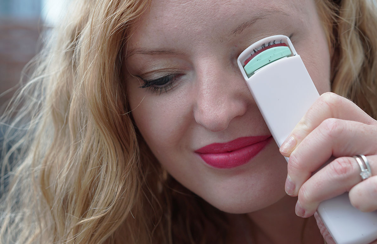 Sommer-Make-up-Haul-MAC,-Chanel,-Guerlain-und-Bobbi-Brown-wimpern-biegen