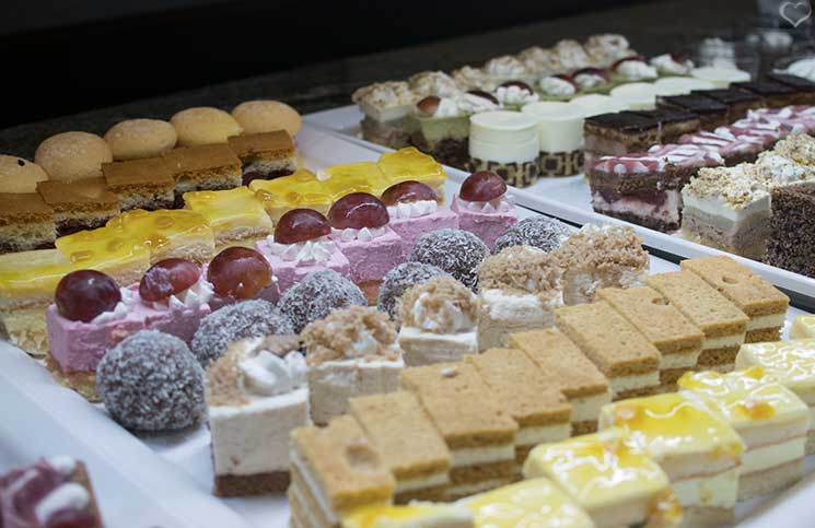 golf-und-Wellness-in-Bük-indoor-pool-hotel-Danubius-Health-Spa-Resort-kuchen-auswahl