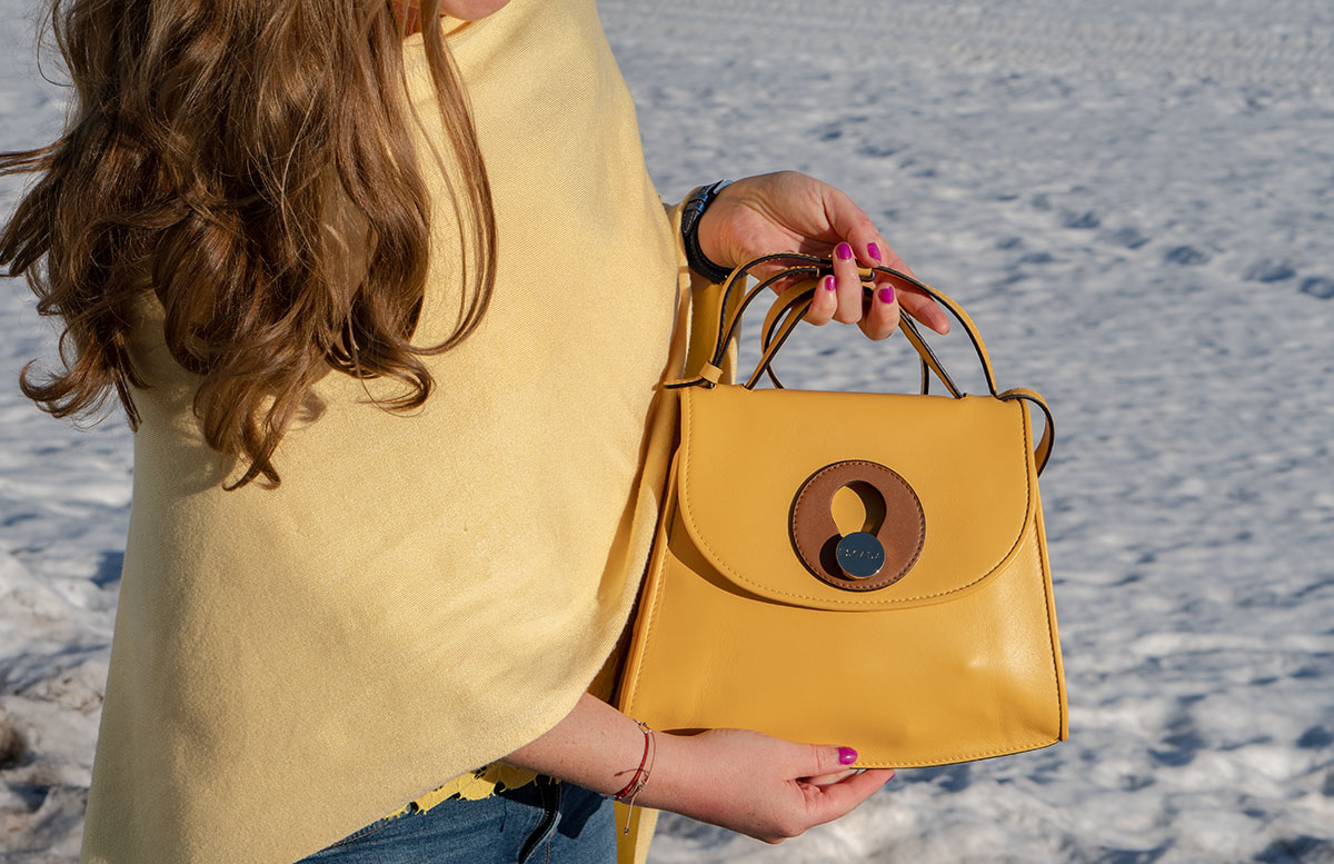 Statement-Haarspangen-Das-Trend-Accessoire-im-Frühling-haarklammer-outfit-vicky-poncho-escada-tasche