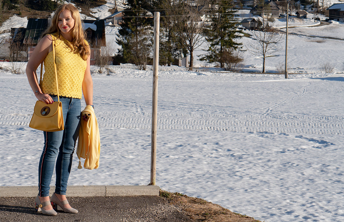 Statement-Haarspangen-Das-Trend-Accessoire-im-Frühling-haarklammer-outfit-vicky-shirt-ohne-poncho