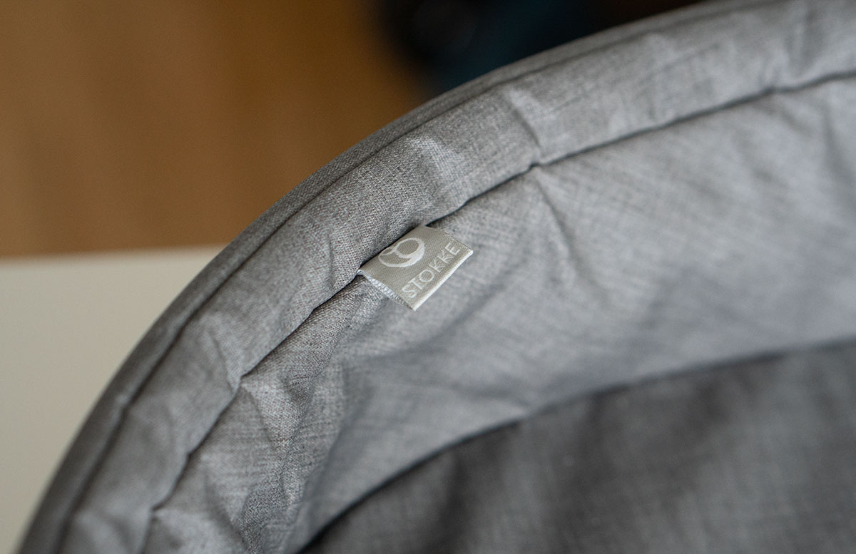 Stokke-Kinderzimmer-Möbel-für-Lilly-wickeltisch-detail-logo