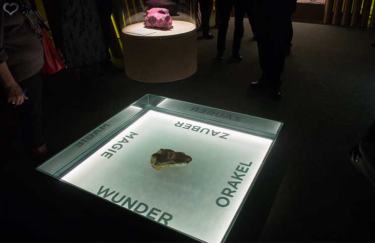 Stonehenge-Ausstellung-pinke-feuersteinknolle