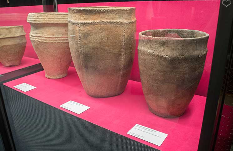 Stonehenge-Ausstellung--stonehenge-alte-tontoepfe