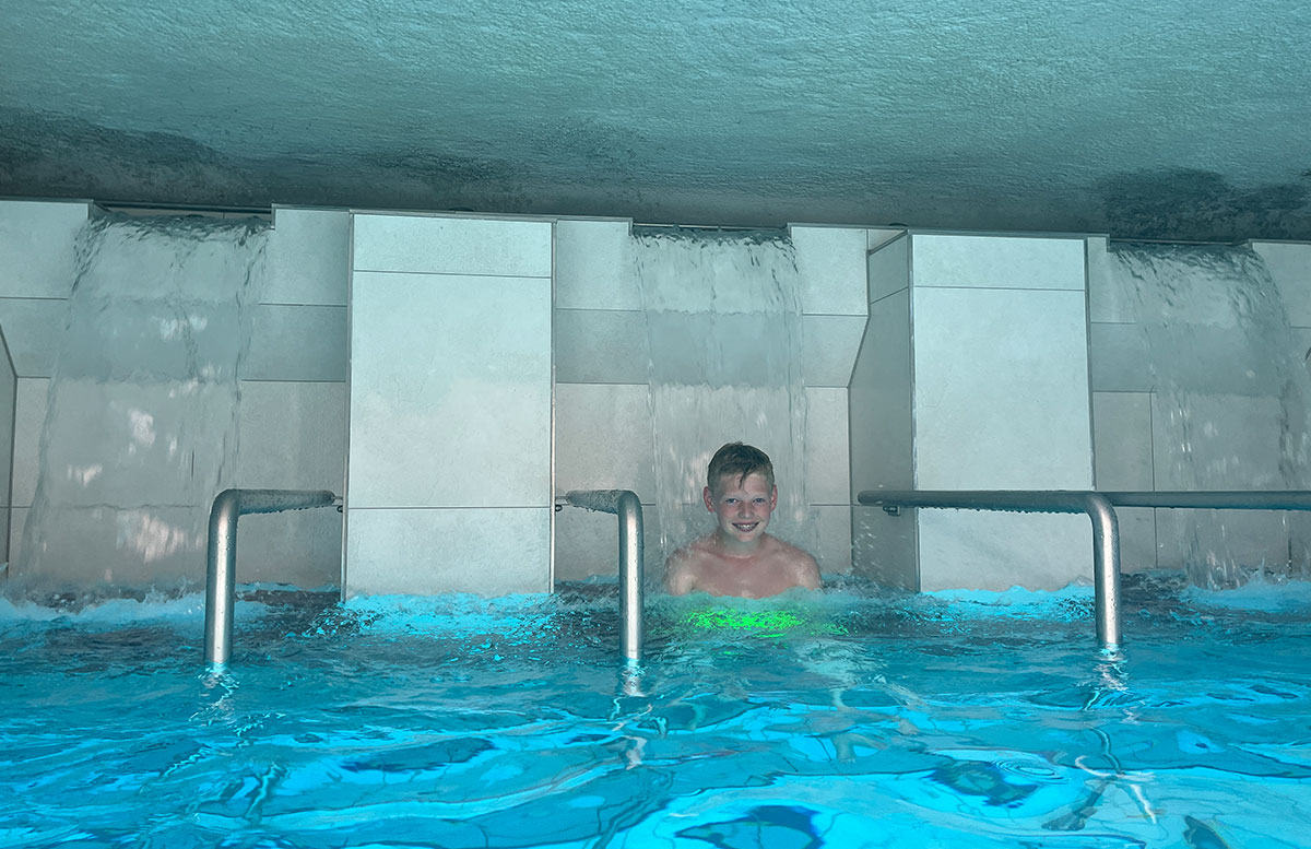 Thermalressort-Köck-bei-der-Therme-Eins-in-Bad-Füssing-kind-massage