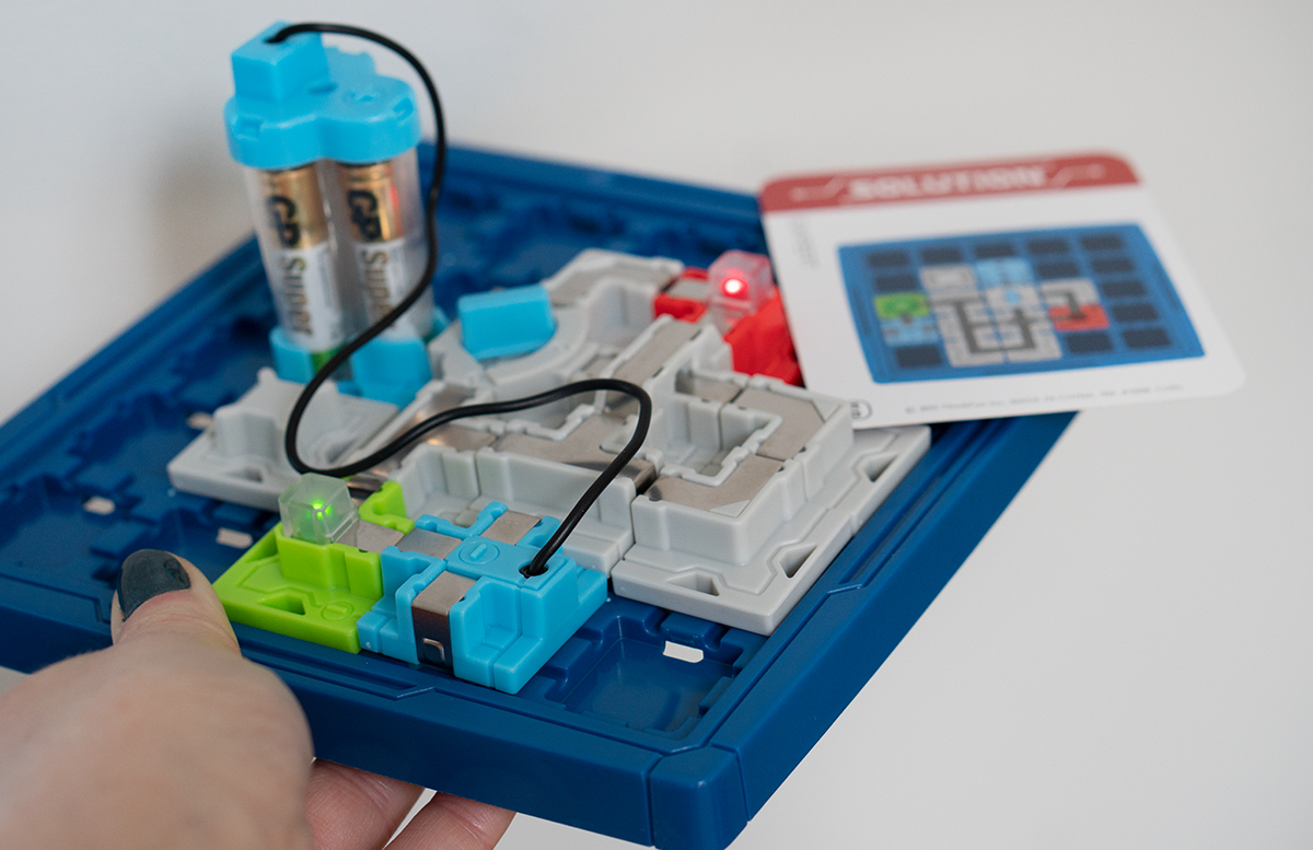 Thinkfun Laser Maze und Circuit Maze Logikspiele detail leuchtende lichter