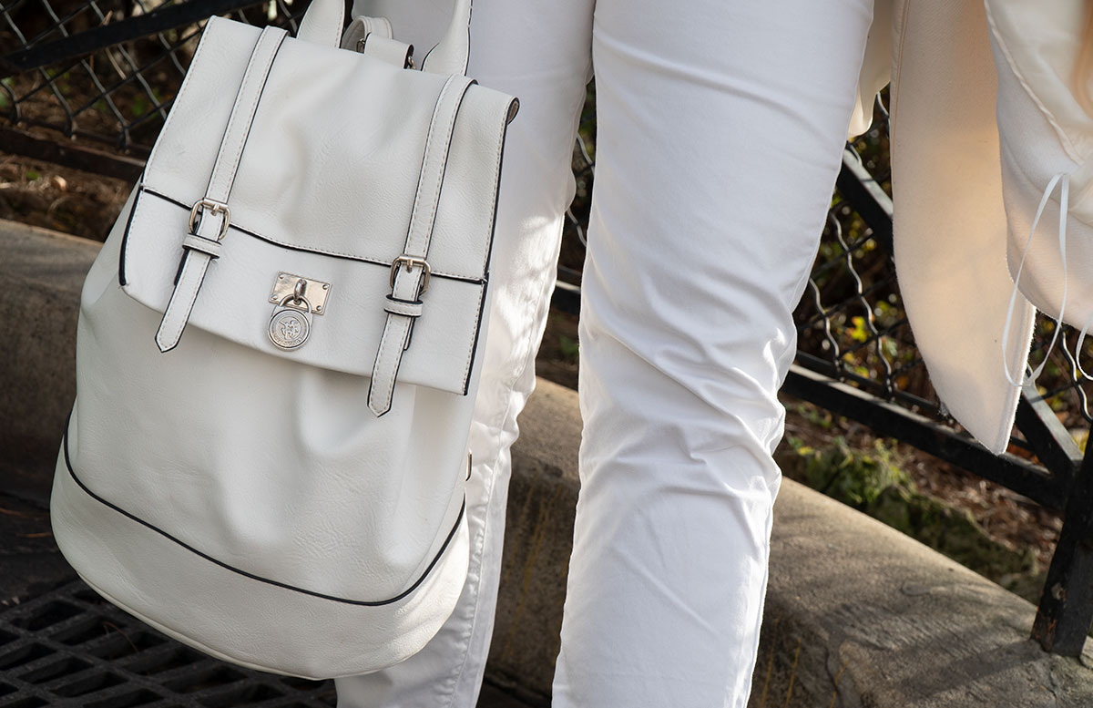 Total-look-white---so-trägst-du-ein-weißes-Outfit-im-Winter-RUCKSACK
