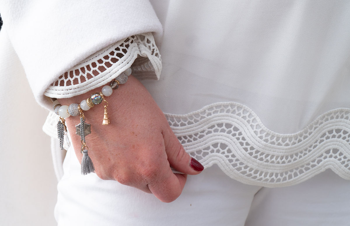 Total-look-white---so-trägst-du-ein-weißes-Outfit-im-Winter-detail-eiffelturm