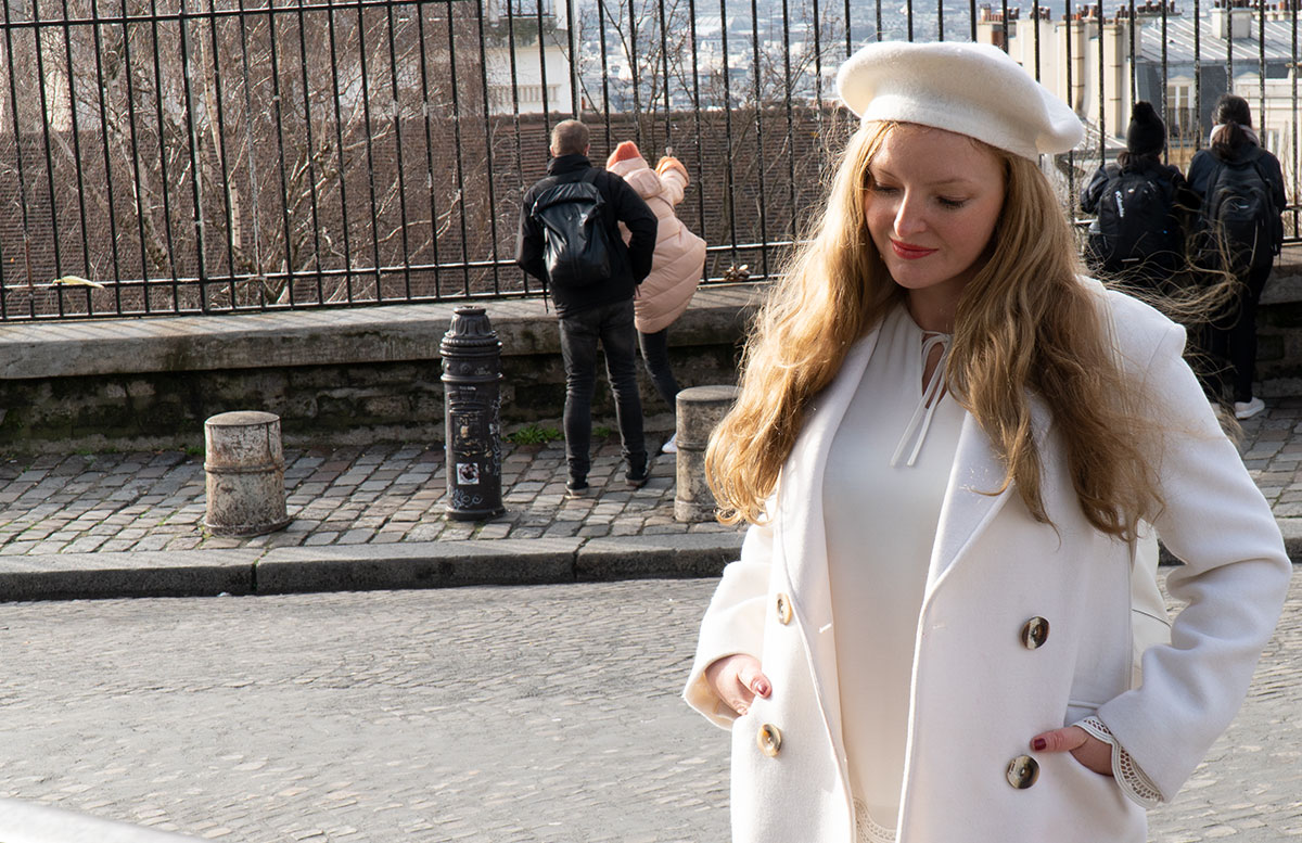 Total-look-white---so-trägst-du-ein-weißes-Outfit-im-Winter-detail-mantel