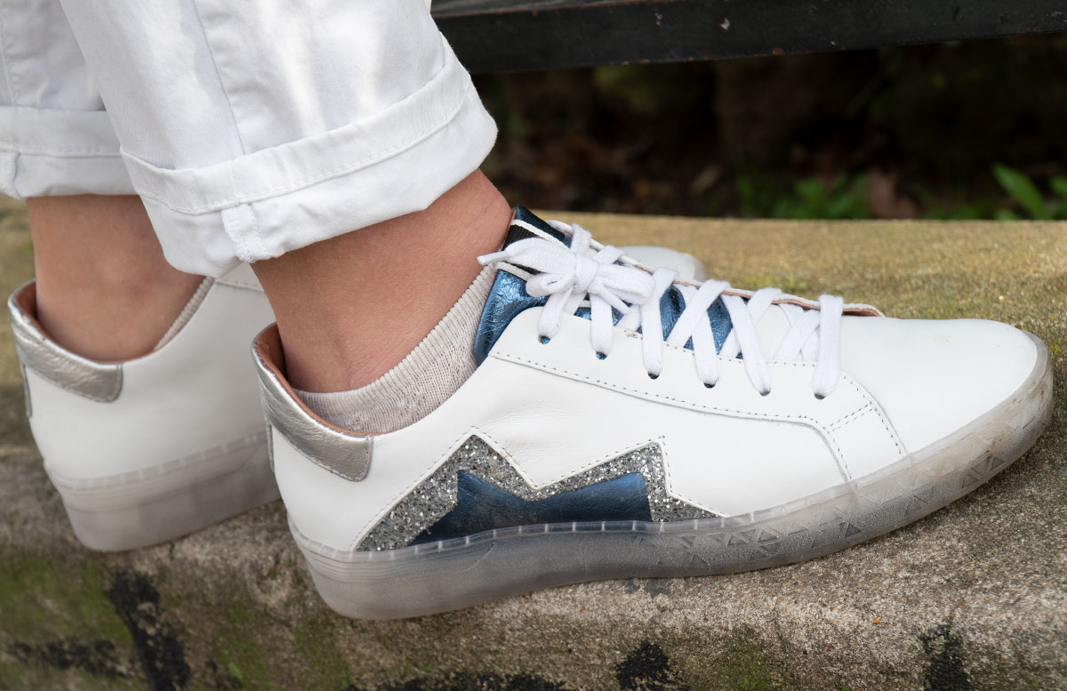 Total-look-white---so-trägst-du-ein-weißes-Outfit-im-Winter-sneakers