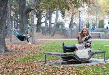 Unser Leben im Lockdown – wie schnell sich alles ändert Unser-Leben-im-Lockdown-wie-schnell-sich-alles-ändert-outfit-sitzend