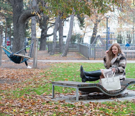 Unser Leben im Lockdown – wie schnell sich alles ändert Unser-Leben-im-Lockdown-wie-schnell-sich-alles-ändert-outfit-sitzend