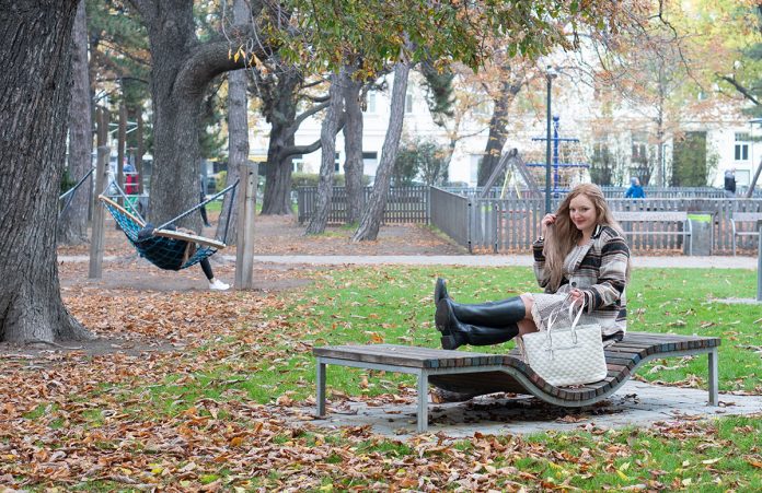 Unser Leben im Lockdown – wie schnell sich alles ändert Unser-Leben-im-Lockdown-wie-schnell-sich-alles-ändert-outfit-sitzend