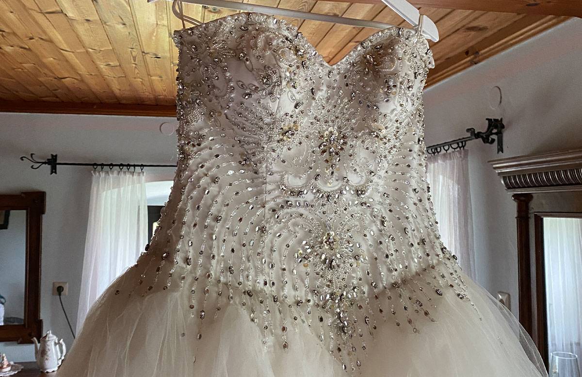Unsere-Hochzeit-in-Gmunden-Standesamt-Schloss-Orth-BUSTIER-DETAIL