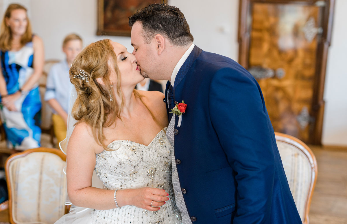 Unsere-Hochzeit-in-Gmunden-Standesamt-Schloss-Orth-HOCHZEITSKUSS