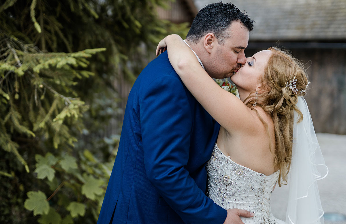 Unsere-Hochzeit-in-Gmunden-Standesamt-Schloss-Orth-KUSS