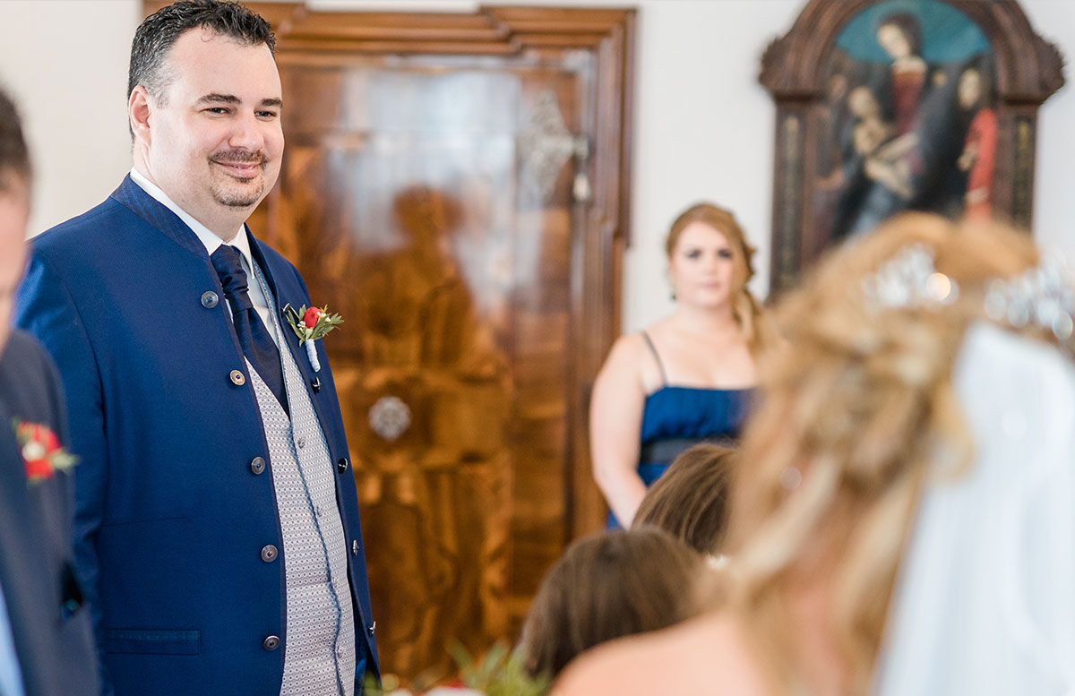 Unsere-Hochzeit-in-Gmunden-Standesamt-Schloss-Orth-bräutigam