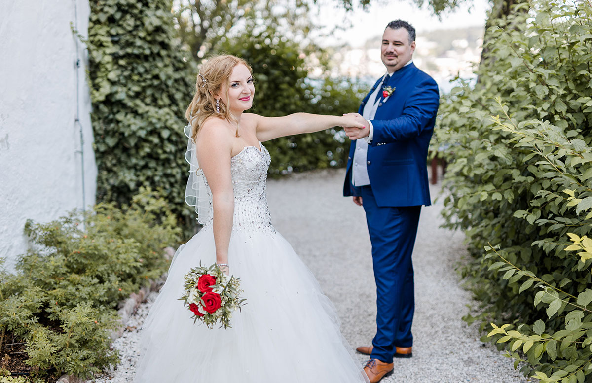 Unsere-Hochzeit-in-Gmunden-Standesamt-Schloss-Orth-braut-und-bräutigam