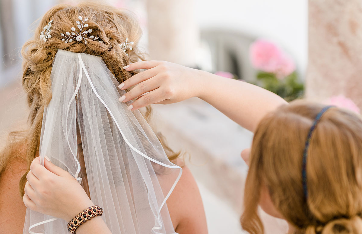 Unsere-Hochzeit-in-Gmunden-Standesamt-Schloss-Orth-brautfrisur