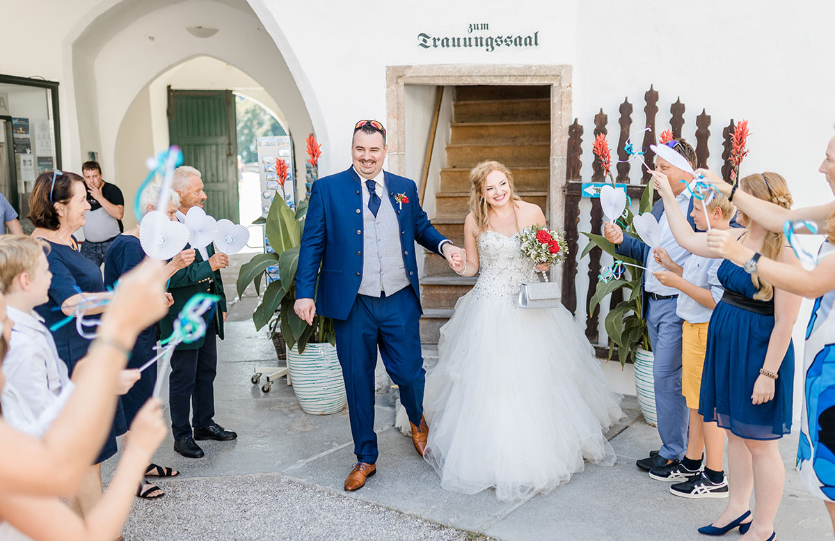 Unsere-Hochzeit-in-Gmunden-Standesamt-Schloss-Orth-brautpaar-ist-da