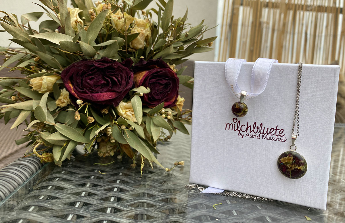 Unsere-Hochzeit-in-Gmunden-Standesamt-Schloss-Orth-brautstrauss-schmuck-milchblüte