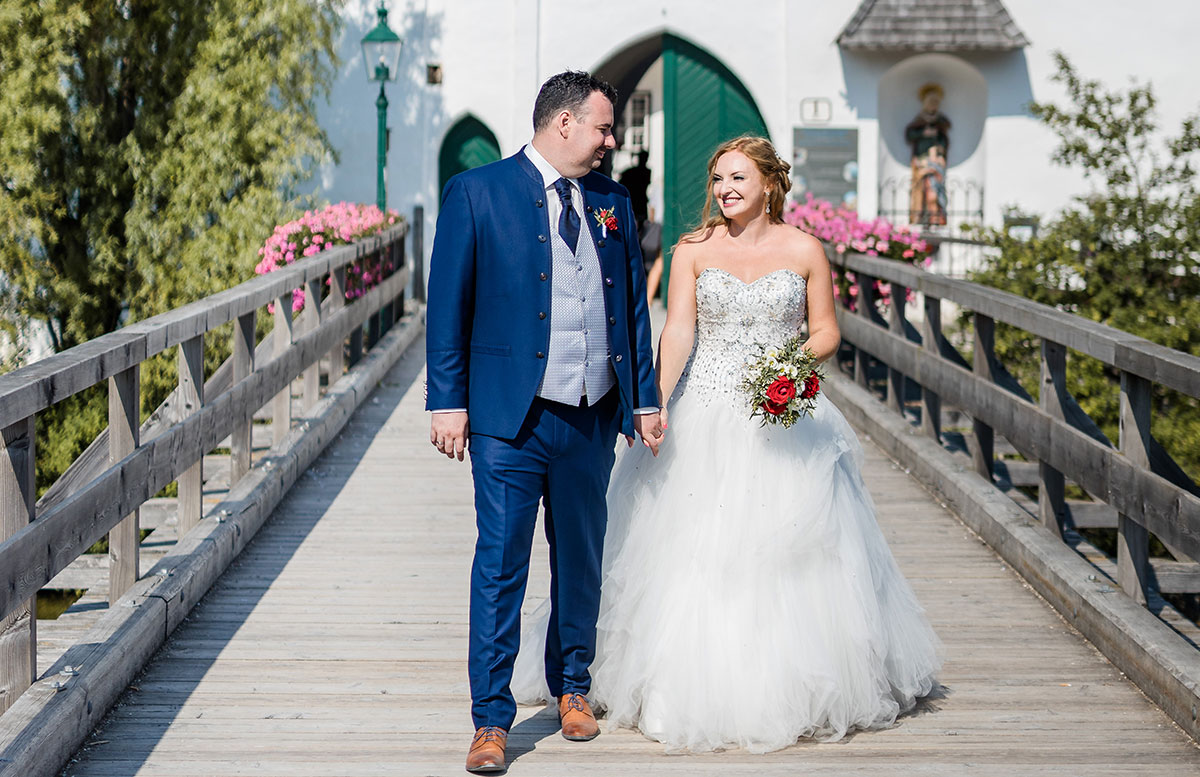 Unsere-Hochzeit-in-Gmunden-Standesamt-Schloss-Orth-brücke