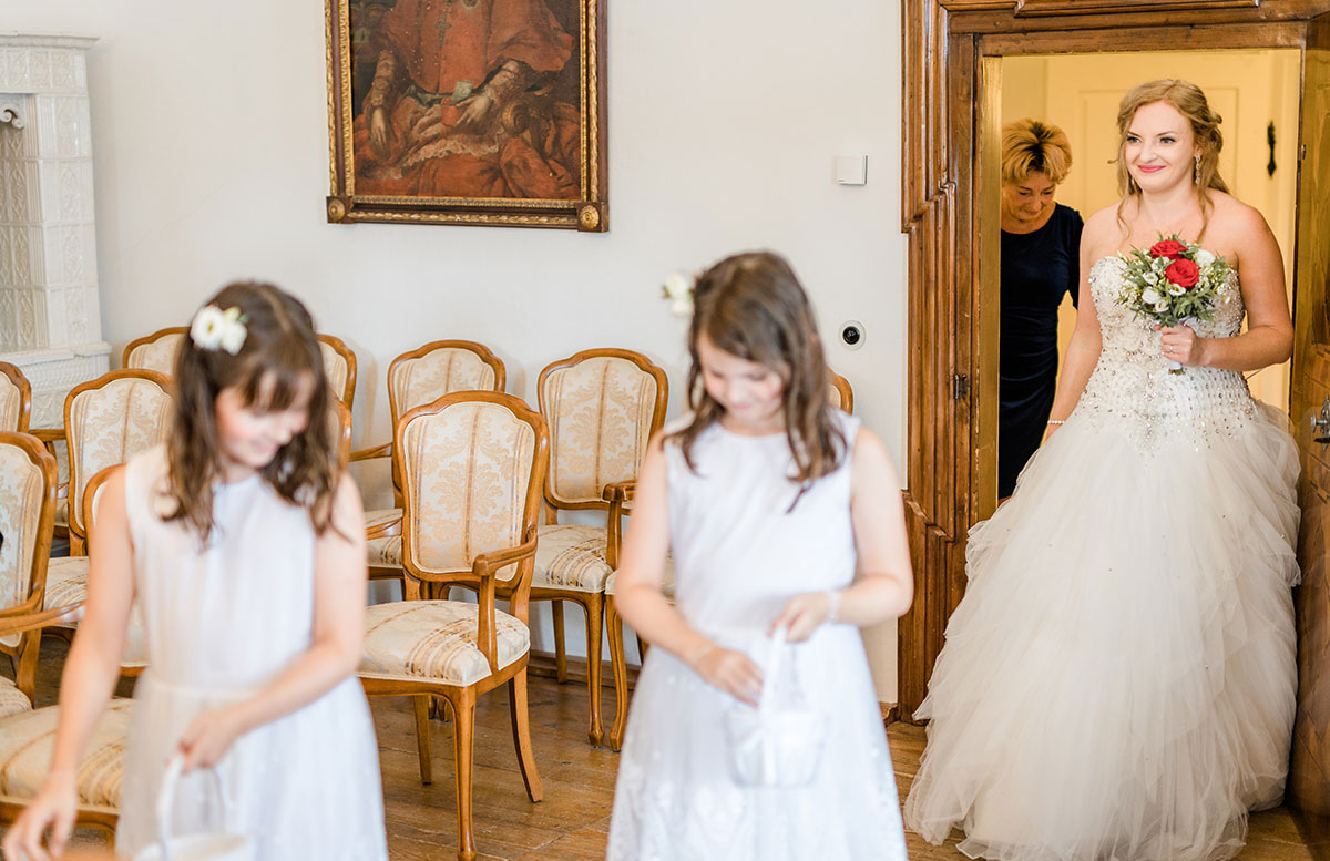 Unsere-Hochzeit-in-Gmunden-Standesamt-Schloss-Orth-einzug-braut