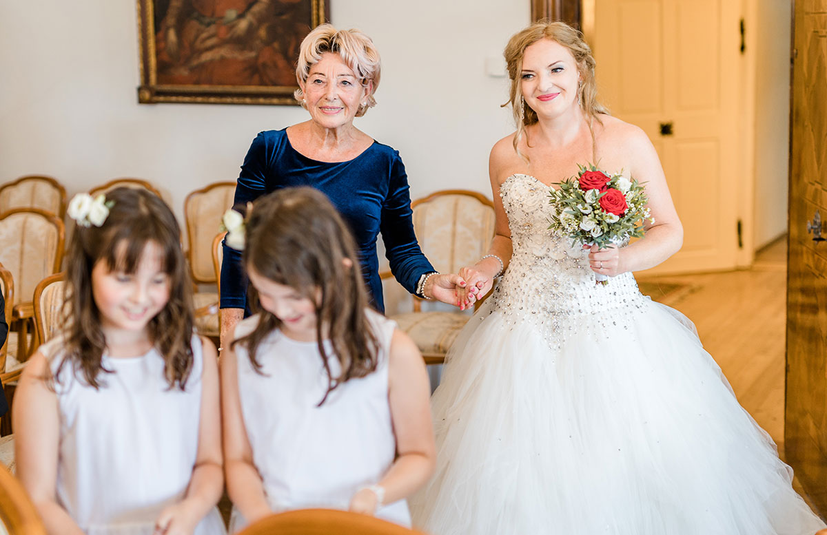 Unsere-Hochzeit-in-Gmunden-Standesamt-Schloss-Orth-einzug-mit-mama