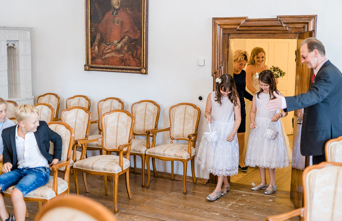 Unsere-Hochzeit-in-Gmunden-Standesamt-Schloss-Orth-einzug
