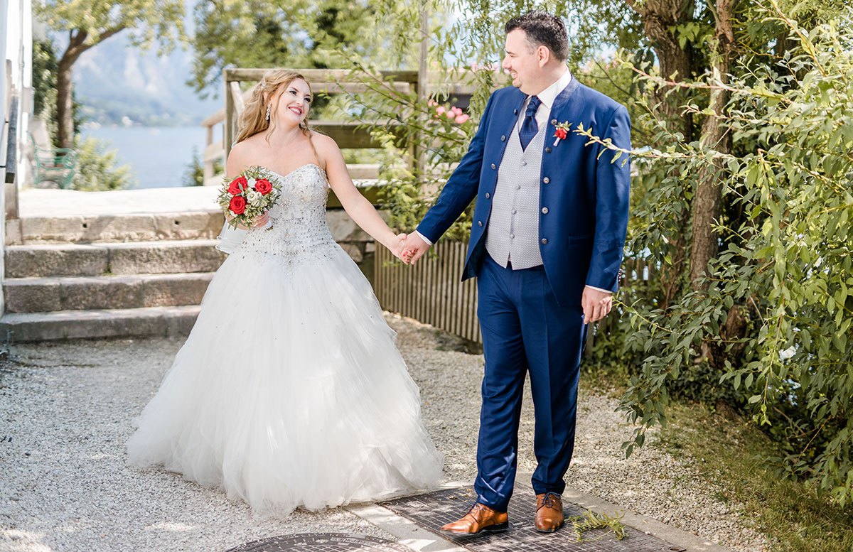 Unsere-Hochzeit-in-Gmunden-Standesamt-Schloss-Orth-er-zieht-mich