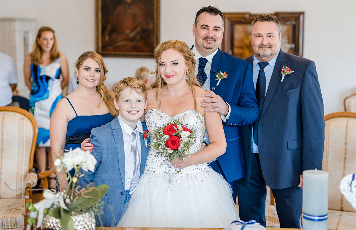 Unsere-Hochzeit-in-Gmunden-Standesamt-Schloss-Orth-familie