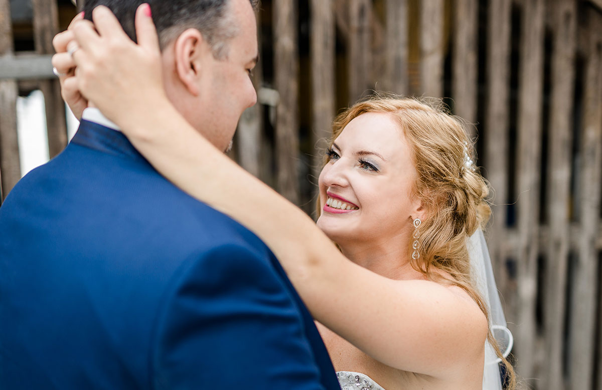 Unsere-Hochzeit-in-Gmunden-Standesamt-Schloss-Orth-happy-braut