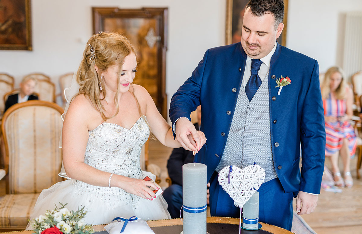 Unsere-Hochzeit-in-Gmunden-Standesamt-Schloss-Orth-kerze-anzünden