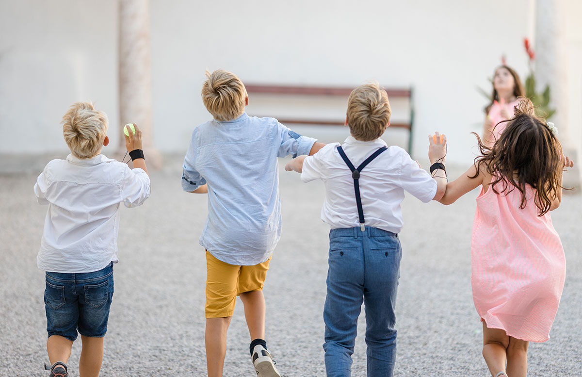 Unsere-Hochzeit-in-Gmunden-Standesamt-Schloss-Orth-kinder-spielen