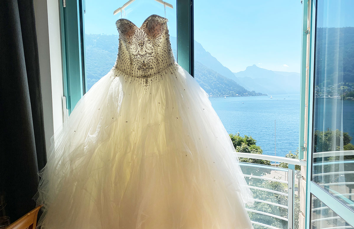 Unsere-Hochzeit-in-Gmunden-Standesamt-Schloss-Orth-kleid-beim-fenster