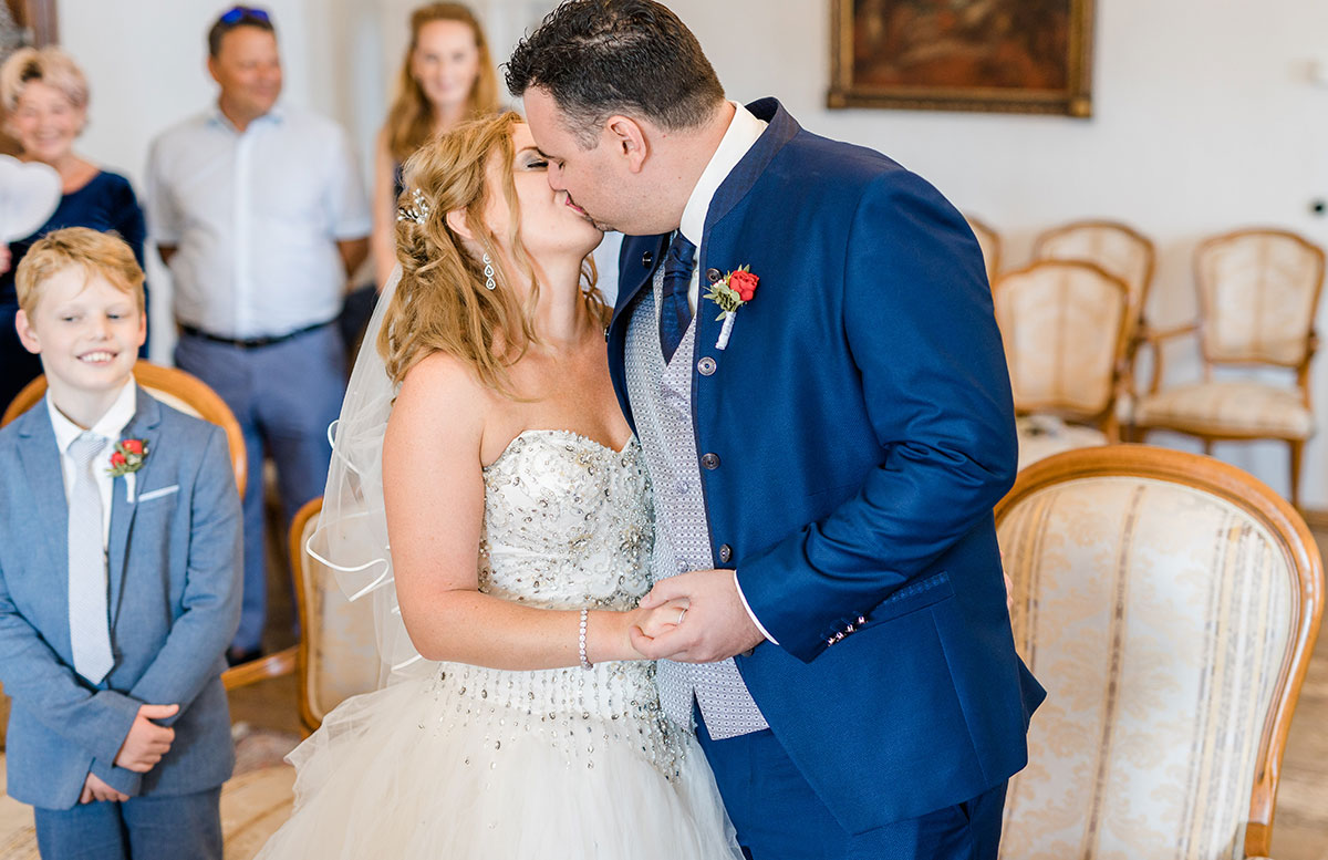 Unsere-Hochzeit-in-Gmunden-Standesamt-Schloss-Orth-kuss-mit-lenny