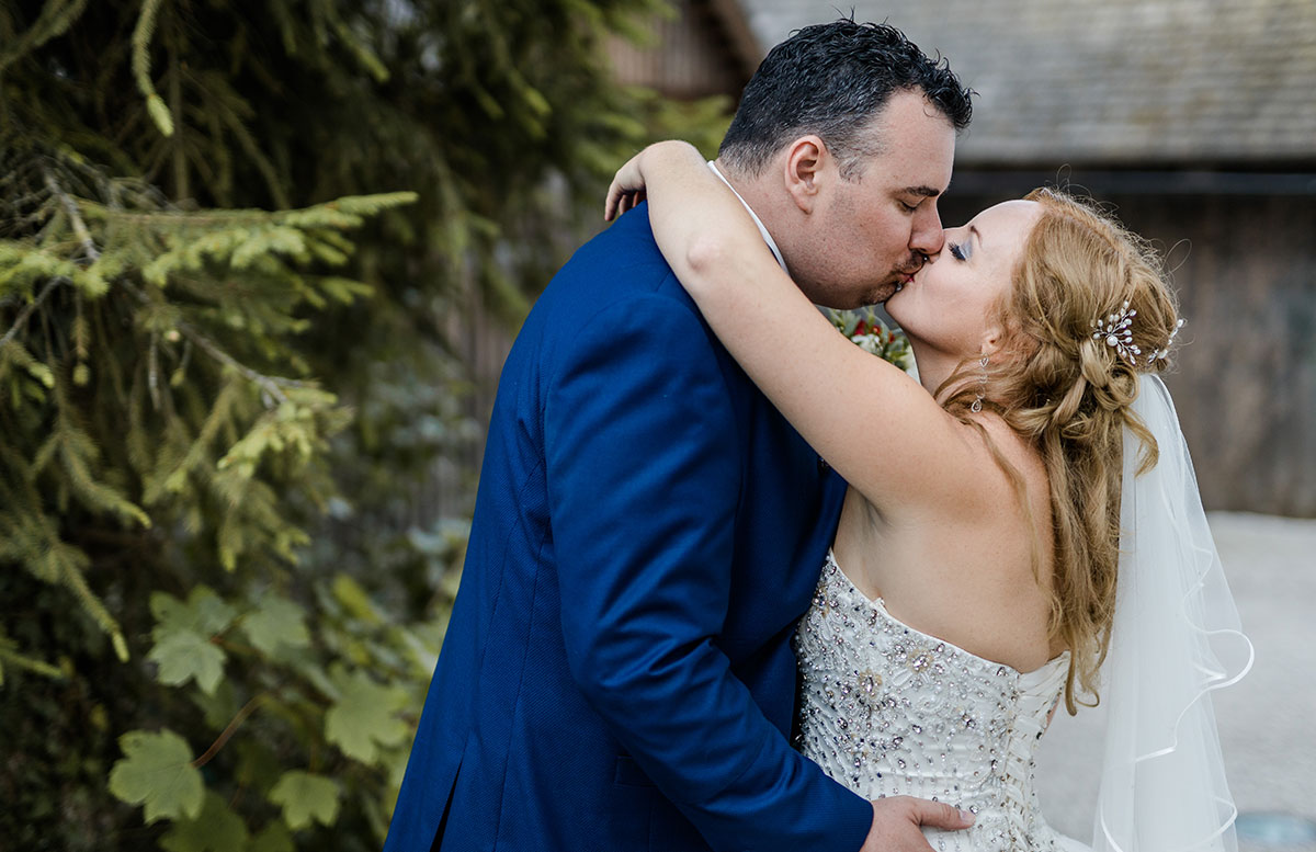 Unsere-Hochzeit-in-Gmunden-Standesamt-Schloss-Orth-kuss-vor-schloss